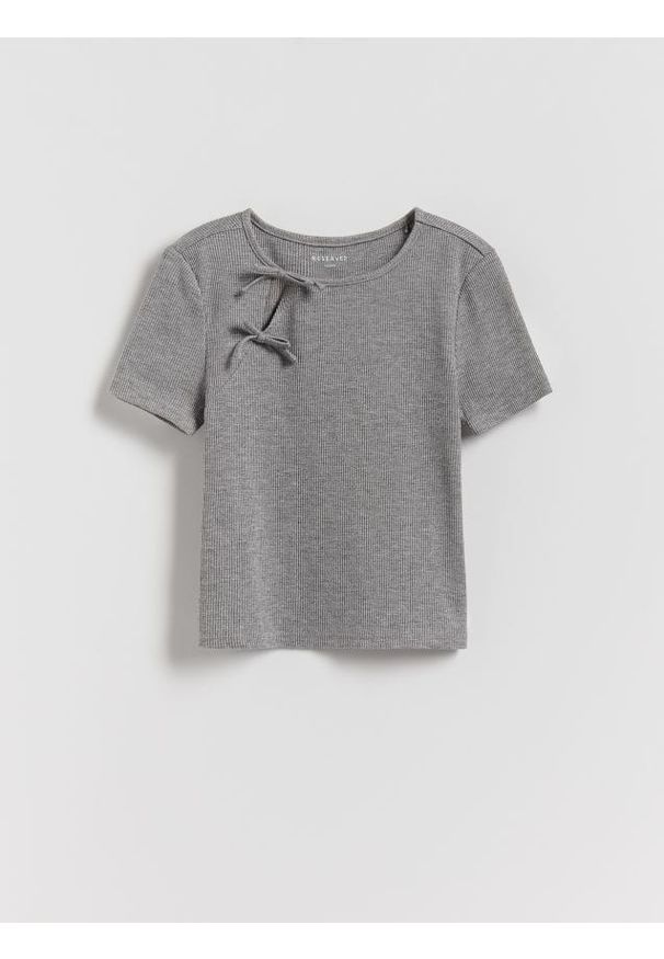 Reserved - Prążkowana bluzka z kokardkami - jasnoszary. Typ kołnierza: kokarda. Kolor: szary. Materiał: prążkowany