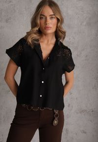 Renee - Czarna Wiskozowa Koszula z Krótkim Rękawem Zdobiona Koronkowymi Wstawkami Phiniche. Okazja: na imprezę. Kolor: czarny. Materiał: wiskoza, koronka. Długość rękawa: krótki rękaw. Długość: krótkie. Wzór: aplikacja. Sezon: lato. Styl: elegancki #1