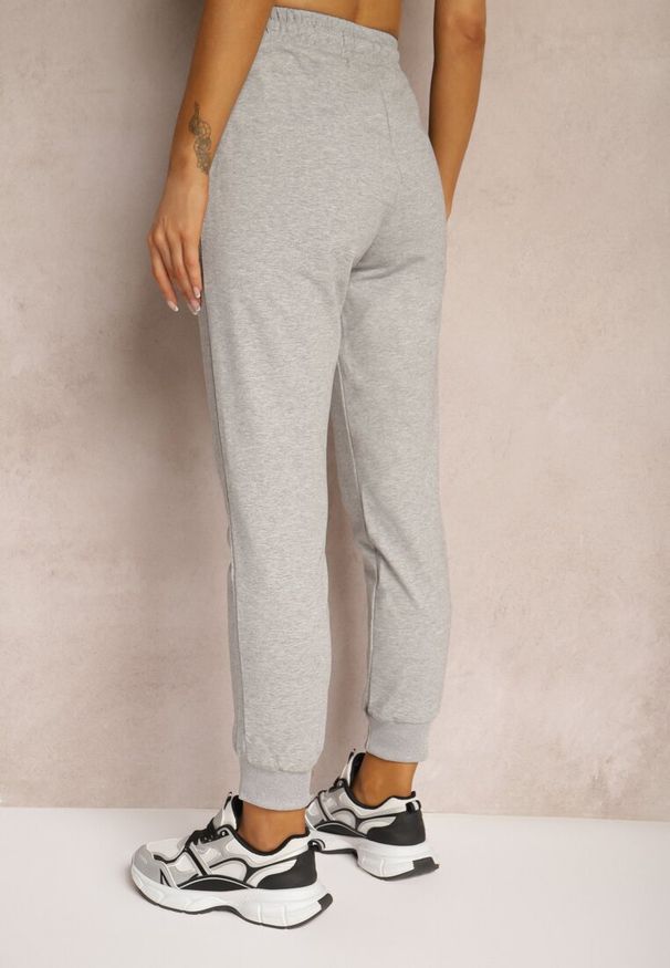 Renee - Jasnoszare Spodnie Dresowe z Bawełny High Waist Ozdobione Kieszeniami na Suwak Fedela. Okazja: na co dzień. Stan: podwyższony. Kolor: szary. Materiał: bawełna, dresówka. Długość: długie. Wzór: aplikacja. Styl: elegancki, casual