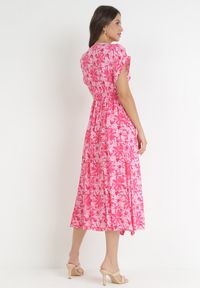 Born2be - Różowa Rozkloszowana Sukienka Midi z Gumką w Pasie z Wiskozy Quetza. Kolor: różowy. Materiał: wiskoza. Długość rękawa: krótki rękaw. Wzór: kwiaty. Długość: midi #2