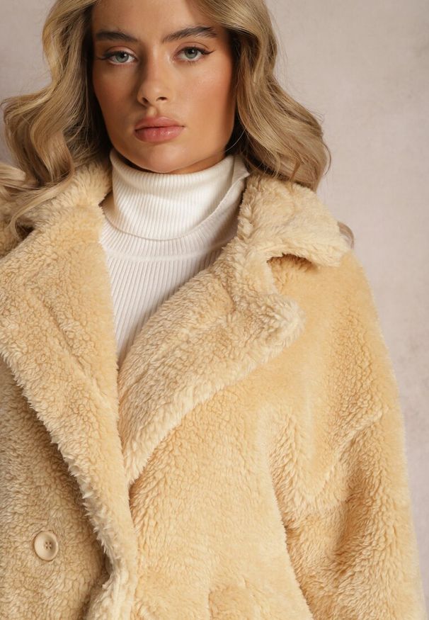 Renee - Beżowy Płaszcz Typu Teddy z Futerka z Kieszeniami Serenzi. Kolor: beżowy. Materiał: futro