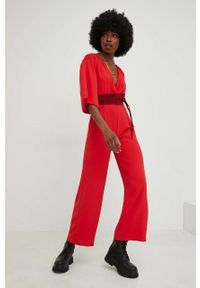 Answear Lab kombinezon kolor czerwony z dekoltem w szpic. Okazja: na co dzień. Kolor: czerwony. Materiał: tkanina. Długość rękawa: krótki rękaw. Długość: krótkie. Styl: wakacyjny #1