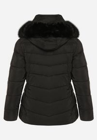 Born2be - Czarna Taliowana Kurtka z Pikowanymi Przeszyciami i Kapturem z Futrem Acindria. Okazja: na co dzień. Kolekcja: plus size. Kolor: czarny. Materiał: futro. Styl: casual #3