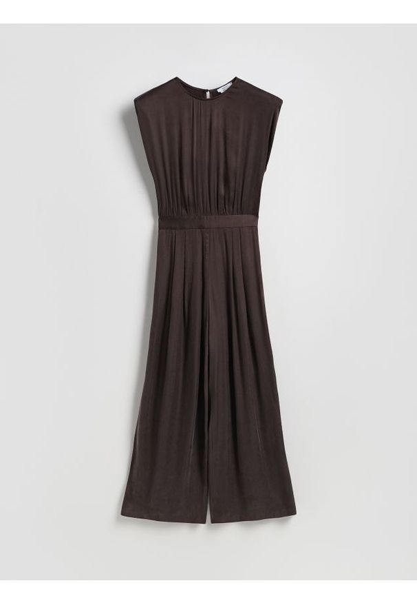 Reserved - Kombinezon z zakładkami - brązowy. Kolor: brązowy. Materiał: tkanina. Wzór: gładki. Typ sukienki: proste