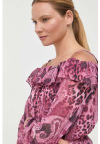 Guess bluzka damska kolor różowy wzorzysta. Okazja: na co dzień. Typ kołnierza: dekolt hiszpanka. Kolor: różowy. Materiał: tkanina. Długość rękawa: na ramiączkach. Styl: casual #5