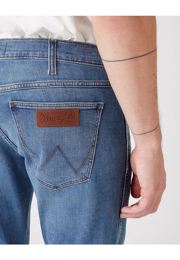 Wrangler - WRANGLER LARSTON MĘSKIE SPODNIE JEANSOWE DUSKY CLOUD W18SYJ38R 112145874