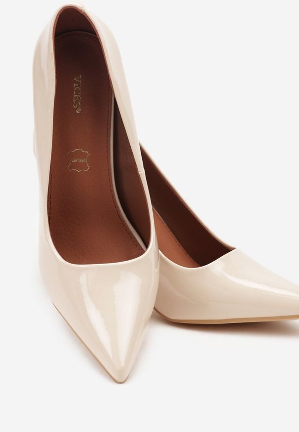 Born2be - Jasnobeżowe Szpilki Vices na Klepsydrowym Obcasie ze Skórzaną Wkładką Witene. Okazja: do pracy, na spotkanie biznesowe. Kolor: beżowy. Materiał: skóra. Obcas: na obcasie. Styl: wizytowy, biznesowy. Wysokość obcasa: średni