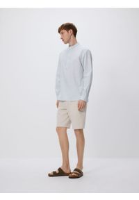 Reserved - Koszula regular ze stójką - jasnoniebieski. Typ kołnierza: kołnierzyk stójkowy. Kolor: niebieski. Materiał: tkanina, bawełna