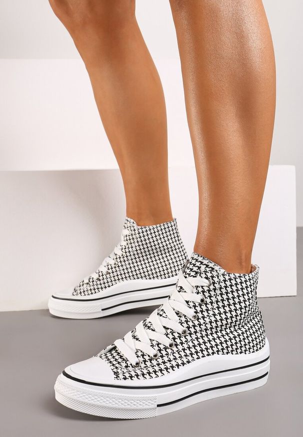 Renee - Czarno-Białe Trampki z Wysoką Cholewką na Platformie Layun. Wysokość cholewki: przed kolano. Kolor: biały. Materiał: jeans. Szerokość cholewki: normalna. Obcas: na platformie