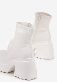 Born2be - Białe Botki na Obcasie i Platformie z Dopasowaną Cholewką Zapinane na Suwak Reliefra. Okazja: na co dzień. Kolor: biały. Materiał: jeans. Szerokość cholewki: normalna. Wzór: aplikacja. Obcas: na obcasie. Styl: klasyczny, wizytowy, casual, elegancki. Wysokość obcasa: średni #3