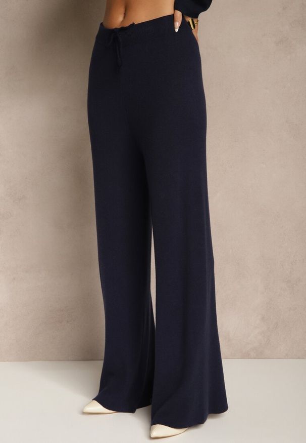 Renee - Granatowy Komplet z Dzianiny Spodnie Wide Leg i Sweter w Szerokie Pasy Falorella. Kolor: niebieski. Materiał: dzianina