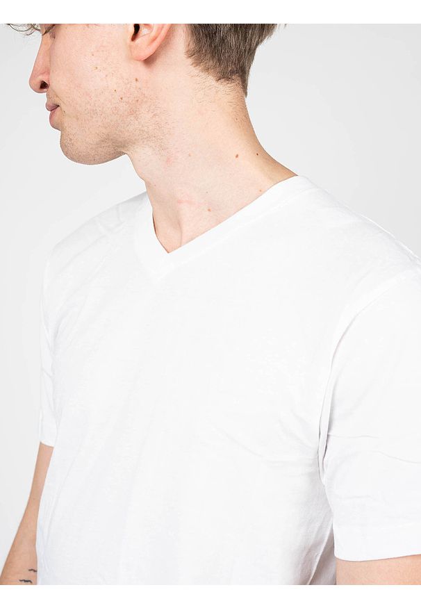 Pepe Jeans T-Shirt "2-Pack Aiden" | PM503655 | Mężczyzna | Biały. Okazja: na co dzień. Typ kołnierza: dekolt w kształcie V. Kolor: biały. Materiał: bawełna. Wzór: aplikacja. Styl: casual