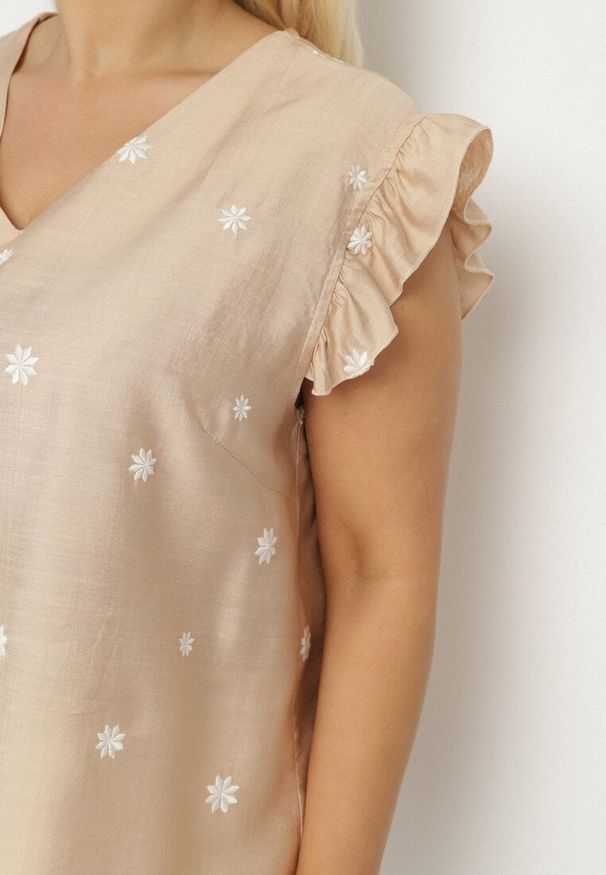 Born2be - Beżowa Bluzka z Wiskozą Ozdobiona Haftowanymi Kwiatami Tolindra. Okazja: na spacer. Kolor: beżowy. Materiał: wiskoza. Wzór: kwiaty, haft, aplikacja. Styl: elegancki