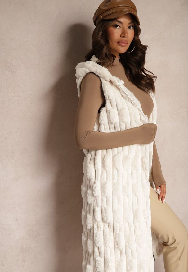 Renee - Jasnobeżowa Długa Kamizelka z Futerka Zapinana na Suwak z Kapturem Vioresa. Typ kołnierza: kaptur. Kolor: beżowy. Materiał: futro. Długość: długie. Sezon: zima. Styl: sportowy