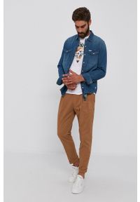Guess - Koszula bawełniana jeansowa. Typ kołnierza: kołnierzyk klasyczny. Kolor: niebieski. Materiał: bawełna, jeans. Długość rękawa: długi rękaw. Długość: długie. Wzór: gładki. Styl: klasyczny #4