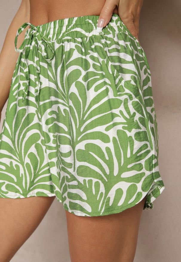 Renee - Zielone Szorty z Geometrycznym Motywem Revalese. Okazja: na spacer. Kolor: zielony. Wzór: geometria. Sezon: lato