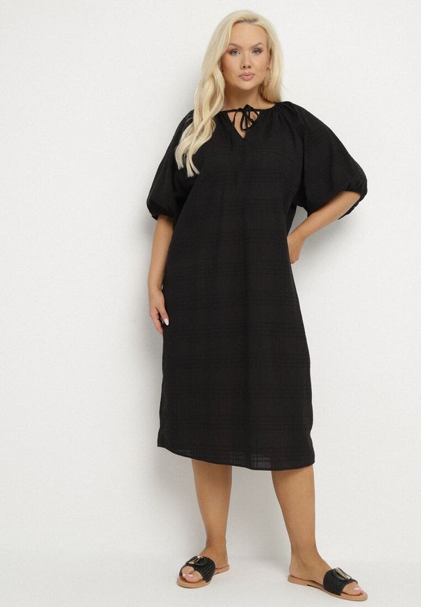 Born2be - Czarna Bawełniana Sukienka Oversize z Wiązaniem pod Szyją Tolanea. Kolor: czarny. Materiał: bawełna. Długość rękawa: krótki rękaw. Typ sukienki: oversize