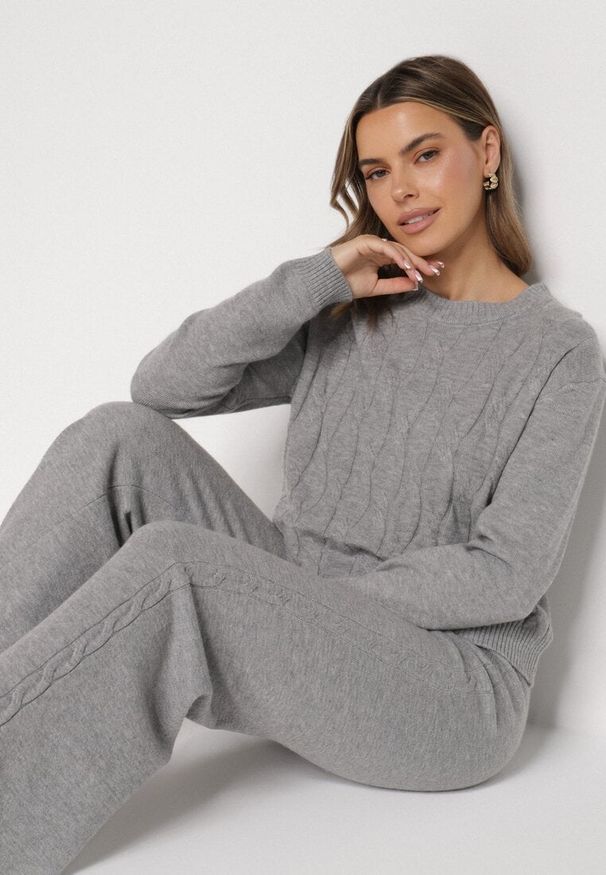 Born2be - Szary Komplet z Wełną i Bawełną Sweter ze Splotem i Szerokie Spodnie Reinettia. Kolor: szary. Materiał: wełna, bawełna. Wzór: ze splotem