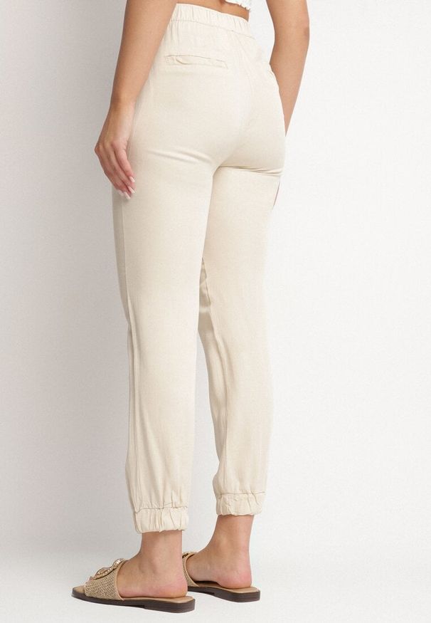 Born2be - Jasnobeżowe Spodnie Dresowe z Wysokim Stanem i Wiązaniem Elliene. Okazja: na co dzień. Stan: podwyższony. Kolor: beżowy. Materiał: dresówka. Styl: casual