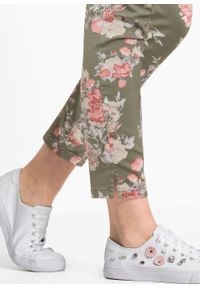 Spodnie ze stretchem SKINNY bonprix oliwkowy w kwiaty. Kolor: zielony. Materiał: materiał, bawełna, elastan. Wzór: kwiaty #4