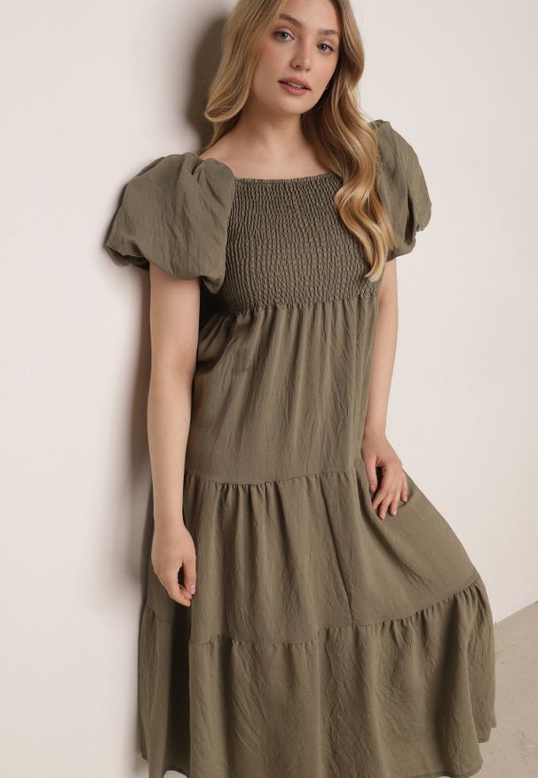 Born2be - Ciemnozielona Wiskozowa Sukienka z Bufiastymi Rękawami i Marszczoną Górą Liones. Okazja: na co dzień. Kolor: zielony. Materiał: wiskoza. Długość rękawa: krótki rękaw. Sezon: lato. Typ sukienki: proste. Styl: wakacyjny, casual