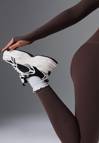 Renee - Beżowo-Czarne Sneakersy Vices na Platformie Ozdobione Tłoczeniem Natiselle. Okazja: na co dzień. Kolor: beżowy. Materiał: jeans. Wzór: aplikacja. Obcas: na platformie #4