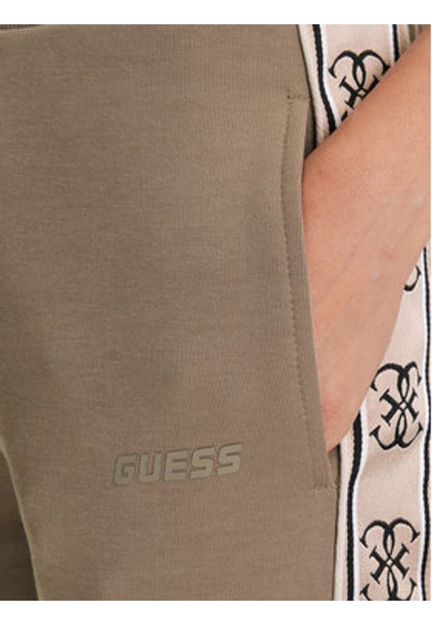 Guess Spodnie dresowe V2YB15 KB3P2 Brązowy Regular Fit. Kolor: brązowy. Materiał: bawełna