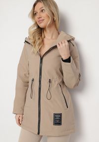 Born2be - Ciemnobeżowa Kurtka Parka z Kapturem i Kieszeniami Ściągana w Pasie Omeina. Okazja: na co dzień. Typ kołnierza: kaptur. Kolor: beżowy. Materiał: jeans. Styl: casual, elegancki #4
