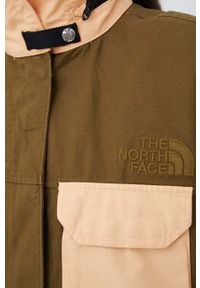 The North Face kurtka M66 UTILITY FIELD JACKET damska kolor brązowy przejściowa oversize. Typ kołnierza: kaptur. Kolor: brązowy. Materiał: włókno. Długość: krótkie