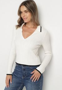 Born2be - Beżowy Sweter z Wiskozą Ozdobiony Lamówką i Tłoczeniem Esmia. Okazja: na co dzień. Kolor: beżowy. Materiał: wiskoza. Wzór: aplikacja. Styl: klasyczny, casual