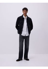 Reserved - Jeansy loose z efektem sprania - szary. Kolor: szary