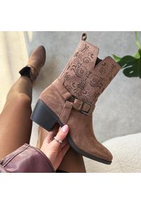 Khaki zamszowe botki damskie M.Daszyński 1921-47. Okazja: na co dzień. Kolor: brązowy. Szerokość cholewki: normalna. Wzór: ażurowy, aplikacja. Materiał: zamsz. Sezon: zima, jesień. Obcas: na obcasie. Styl: boho, elegancki, casual, klasyczny. Wysokość obcasa: średni #1