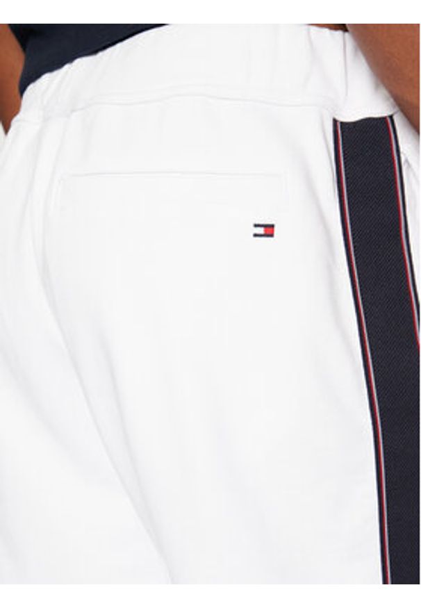 TOMMY HILFIGER - Tommy Hilfiger Spodnie dresowe MW0MW37477 Biały Regular Fit. Kolor: biały. Materiał: bawełna