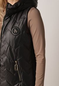 Born2be - Czarna Przejściowa Kamizelka Pikowana o Długim Kroju z Kapturem i Naszywką Harmaste. Okazja: na co dzień. Typ kołnierza: kaptur. Kolor: czarny. Materiał: jeans. Długość: długie. Wzór: aplikacja. Styl: casual #5