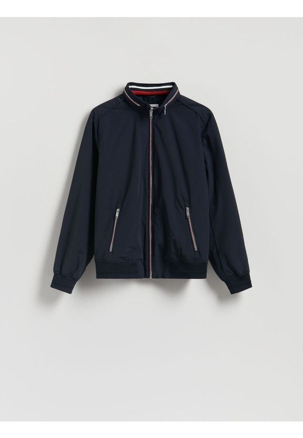 Reserved - Kurtka z chowanym kapturem - granatowy. Kolor: niebieski. Materiał: tkanina. Wzór: gładki