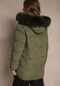 Renee - Ciemnozielona Klasyczna Kurtka z Pikowanymi Przeszyciami i Kapturem z Futrem Mundrie. Okazja: na spacer, na co dzień. Kolor: zielony. Materiał: futro. Wzór: aplikacja. Styl: klasyczny #3