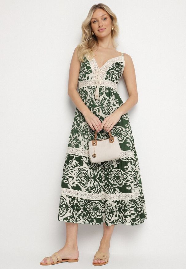 Born2be - Zielona Bawełniana Sukienka Rozkloszowana w Etniczny Wzór z Koronką Taliosha. Okazja: na co dzień. Typ kołnierza: dekolt w kształcie V. Kolor: zielony. Materiał: bawełna, koronka. Długość rękawa: na ramiączkach. Wzór: koronka. Styl: casual, elegancki