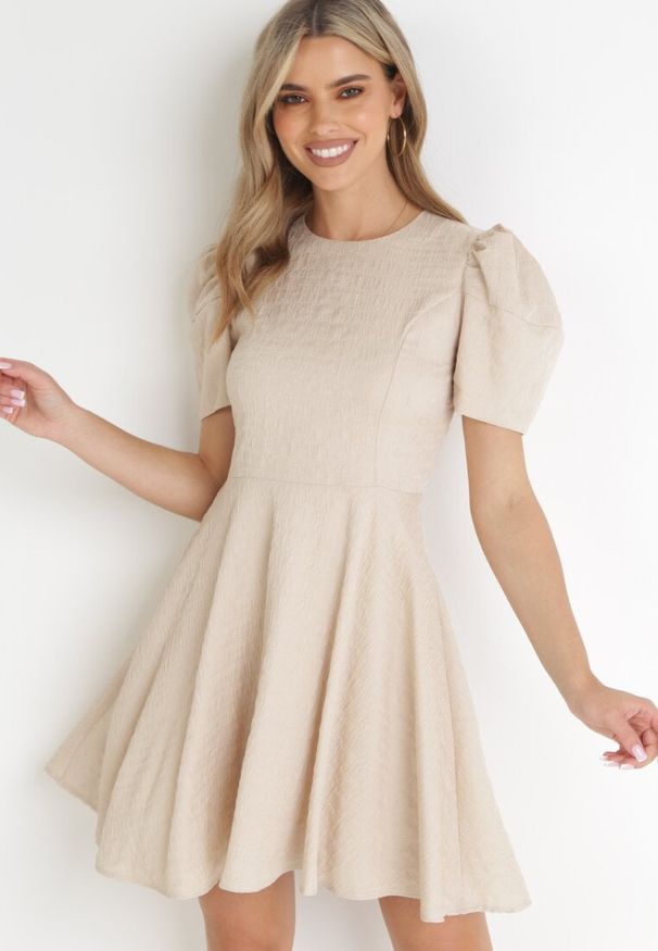 Born2be - Beżowa Sukienka z Krótkim Bufiastym Rękawem Akazane. Kolor: beżowy