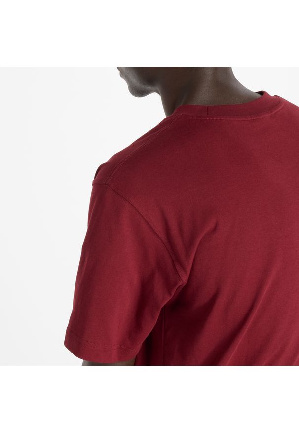 Koszulka męska New Balance MT41533MHB – bordowa. Kolor: czerwony. Materiał: bawełna, dresówka. Długość rękawa: krótki rękaw. Długość: krótkie