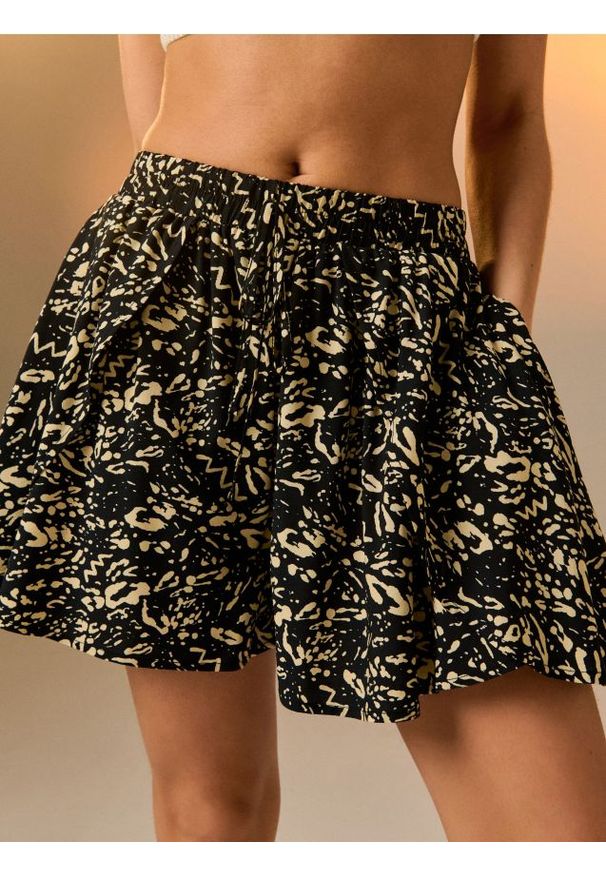 Sinsay - Wiskozowe szorty z kieszeniami - czarny. Kolor: czarny. Materiał: wiskoza