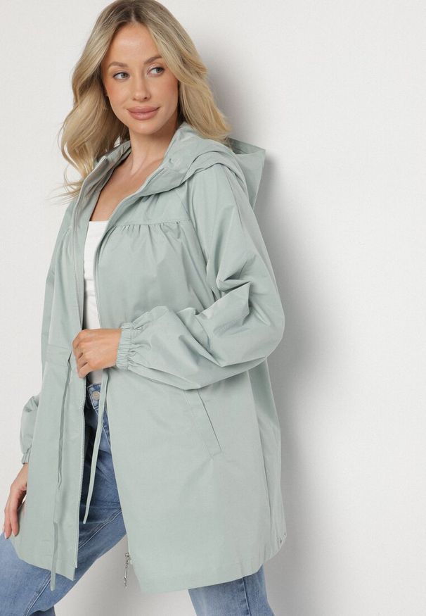 Born2be - Jasnozielona Kurtka Parka Ściągana w Pasie Troczkami Nevishia. Kolor: zielony. Materiał: jeans. Styl: elegancki
