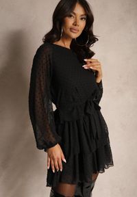 Renee - Czarna Sukienka Dimplesky. Typ kołnierza: kokarda, kołnierz z falbankami. Kolor: czarny. Materiał: tkanina. Długość: mini