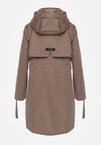 Renee - Ciemnobeżowa Kurtka Przejściowa Typu Parka z Odpinanym Kapturem Ozdobiona Sznurkami Fallaiah. Okazja: na co dzień. Kolor: beżowy. Materiał: skóra. Wzór: aplikacja. Styl: casual #5