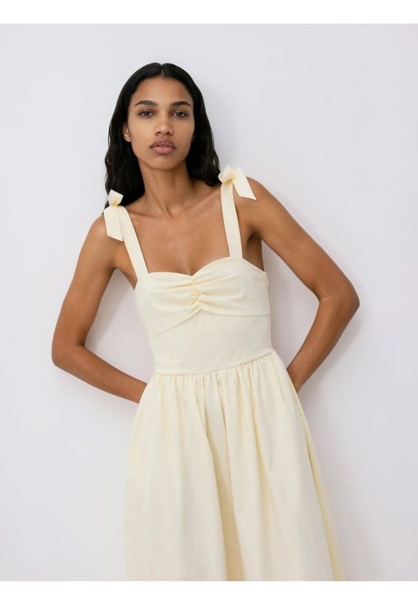 Reserved - Sukienka midi z wiązaniem - jasnożółty. Kolor: żółty. Materiał: tkanina. Długość: midi