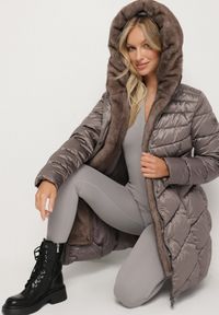 Born2be - Szara Pikowana Kurtka z Wiązanym Paskiem i Kapturem z Futerkiem Fenama. Okazja: na spacer, na co dzień. Kolor: szary. Materiał: futro. Styl: elegancki, casual #6