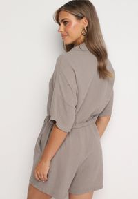 Born2be - Ciemnobeżowy Muślinowy Kombinezon z Bawełny Wiązany w Talii z Guzikami Dlirena. Kolor: beżowy. Materiał: bawełna. Długość rękawa: krótki rękaw. Długość: krótkie. Styl: elegancki #4