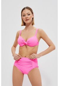 MOODO - Dół od bikini high waist różowy. Stan: podwyższony. Kolor: różowy. Materiał: poliamid, elastan, poliester. Wzór: gładki
