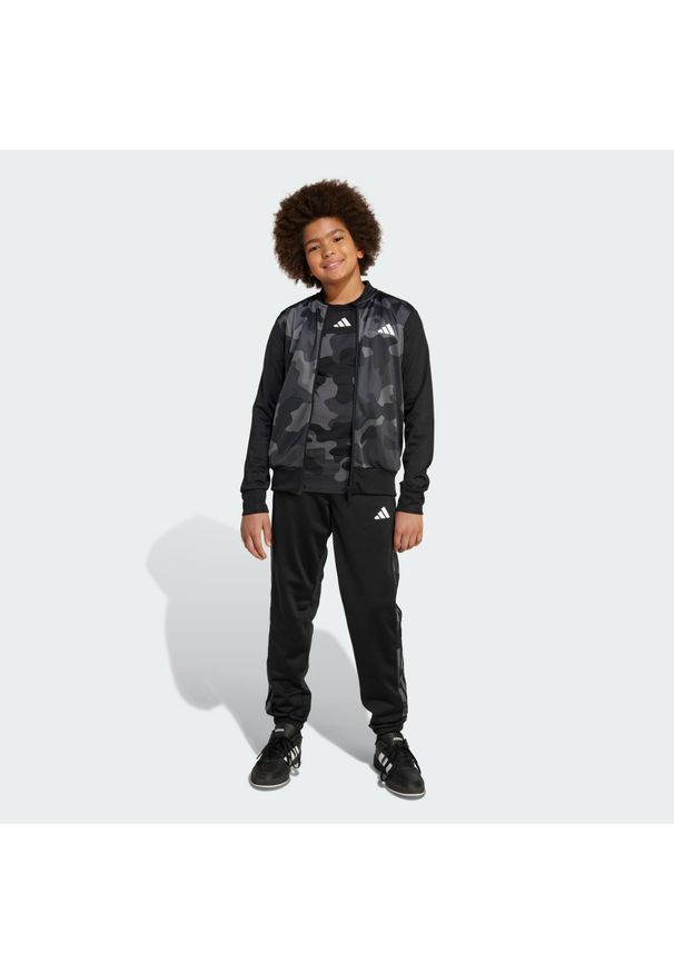 Adidas - Dres Seasonal Essential Kids Camouflage Tricot 3-Stripes All Over Printed. Kolor: biały, wielokolorowy, czarny. Materiał: dresówka
