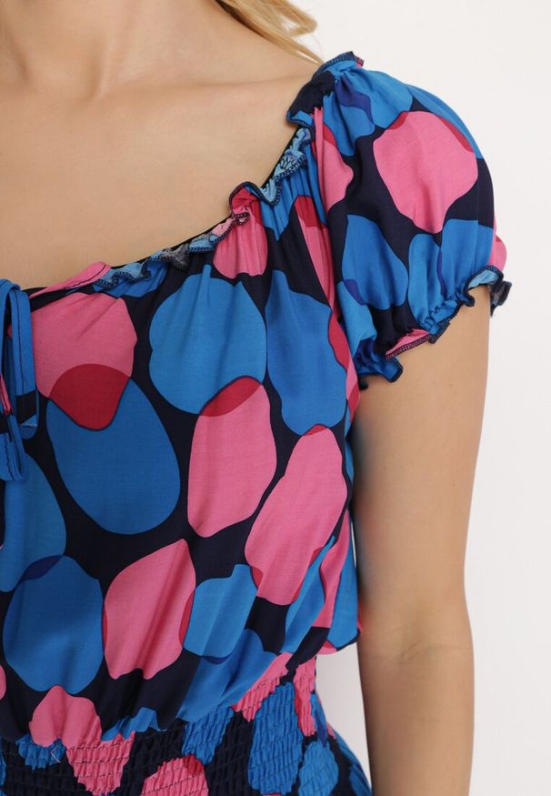 Born2be - Granatowo-Różowa Bawełniana Sukienka z Gumką Przy Dekolcie i w Talii Pietricea. Okazja: na co dzień, na randkę. Typ kołnierza: dekolt hiszpanka. Kolor: niebieski. Materiał: bawełna. Wzór: kropki. Sezon: lato. Typ sukienki: rozkloszowane. Styl: casual, elegancki, klasyczny