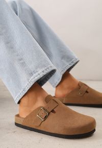 Renee - Jasnobrązowe Klapki Typu Chodaki z Zamszu Naturalnego z Klamrą Meridnore. Kolor: brązowy. Materiał: zamsz. Sezon: lato. Styl: elegancki #1